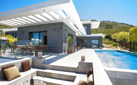 Villa Sareva: Cielo, Acqua, Proprietà, Costruzione, Shade, Pianta, Mobili Da Esterno, Piscina, Architettura, Interior Design