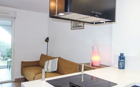 Catalona: Tavolo, Proprietà, Mobilia, Divano, Comfort, Interior Design, Illuminazione, Soggiorno, Legna, Rettangolo