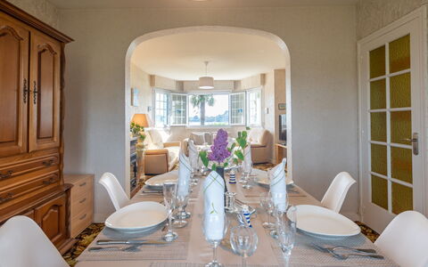 Le Moulin: Tavolo, Tavola, Mobilia, Proprietà, Sedia, Stemware, Dishware, Interior Design, Decorazione, Tovaglia
