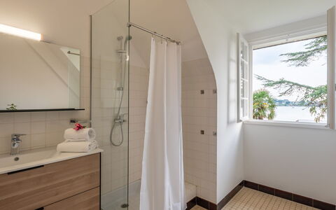 Le Moulin: Specchio, Idraulico Fixture, Mobiletto Del Bagno, Rubinetto, Bagno, Lavello, Legna, Finestra, Interior Design