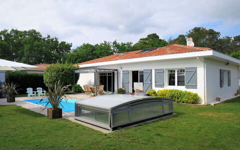 Villa Camélia: Cielo, Nube, Pianta, Finestra, Costruzione, Albero, Shade, Porta, Fiore, Lotto