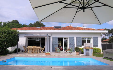 Villa Camélia: Cielo, Pianta, Acqua, Costruzione, Proprietà, Bianca, Blu, Azzurro, Piscina, Shade