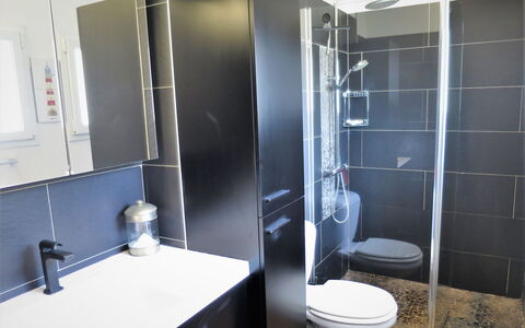 Villa Camélia: Specchio, Costruzione, Idraulico Fixture, Lavello, Proprietà, Rubinetto, Viola, Bagno, Lavandino Del Bagno, Gabinetto