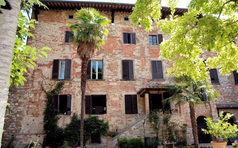 Residenza D'epoca: Pianta, Finestra, Costruzione, Albero, Vegetazione, Urban Design, Condominio, Brick, Quartiere, Zona Residenziale