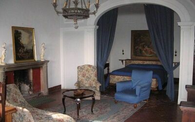 Alcova: Cornice, Mobilia, Tavolo, Legna, Illuminazione, Costruzione, Interior Design, Pavimento, Casa, Lampada