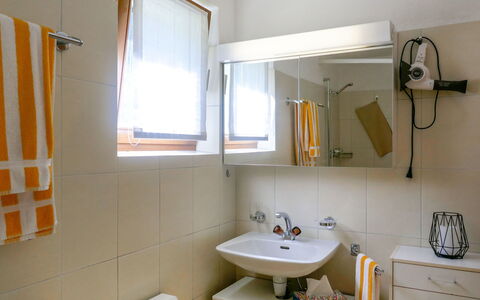 Cà Bias: Specchio, Rubinetto, Lavello, Idraulico Fixture, Lavandino Del Bagno, Proprietà, Mobiletto Del Bagno, Finestra, Bagno