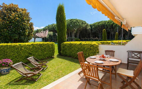 Pals 1647: Mobilia, Mobili Da Esterno, Giardino, Shade, Prato, Tavolo Esterno, Hedge, Cortile, Eco Hotel, Sedia