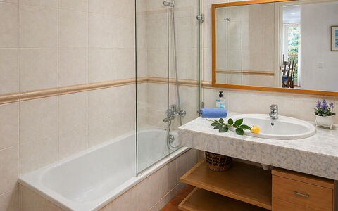 Pals 1647: Bagno, Idraulico Fixture, Pavimentazione, Lavandino Del Bagno, Vasca Da Bagno, Lavello, Interior Design, Pavimento, Rubinetto, Idraulico