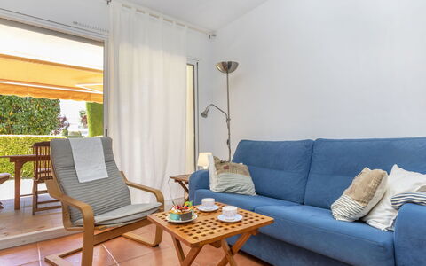 Pals 1647: Mobilia, Divano, Pianta, Legna, Interior Design, Soggiorno, Tavolo, Divano Letto, Sedia, Pavimento