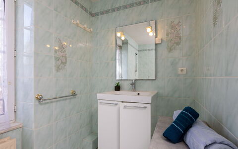 La Grève: Pavimentazione, Pavimento, Idraulico Fixture, Interior Design, Piastrella, Bagno, Idraulico, Rubinetto, Soffitto, Camera