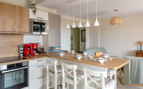 Les Palmiers: Mobilia, Proprietà, Tavolo, Cabinetry, Legna, Controsoffitto, Illuminazione, Interior Design, Pavimentazione, Pavimento