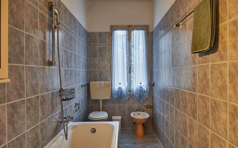 Porlezza 84: Idraulico Fixture, Vasca Da Bagno, Proprietà, Rubinetto, Bagno, Costruzione, Legna, Interior Design, Viola
