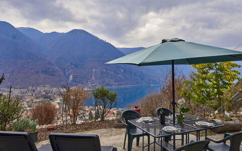 Porlezza 84: Cielo, Nube, Tavolo, Proprietà, Mobilia, Ombrello, Pianta, Acqua, Montagna, Shade