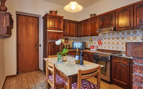 Porlezza 84: Cabinetry, Mobilia, Proprietà, Controsoffitto, Tavolo, Sedia, Legna, Cassetto, Interior Design, Cucina