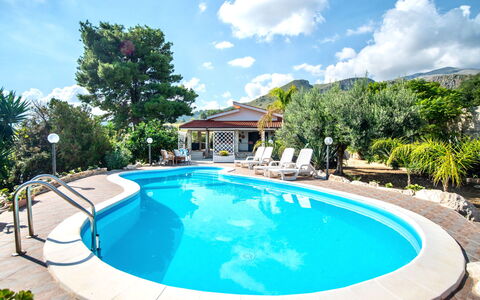 La Vela: Nube, Acqua, Cielo, Proprietà, Piscina, Pianta, Natura, Azzurro, Albero, Shade