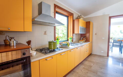 La Vela: Cabinetry, Controsoffitto, Lavandino Della Cucina, Proprietà, Mobilia, Rubinetto, Elettrodomestico Da Cucina, Costruzione, Cucina Stufa, Cucina