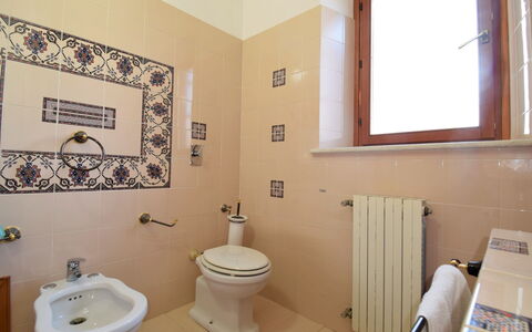 Le Palme: Idraulico Fixture, Proprietà, Toilet Seat, Finestra, Gabinetto, Lavandino Del Bagno, Bagno, Viola, Interior Design, Legna