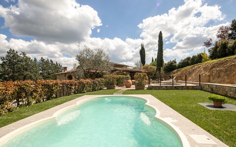 Valdambra Villa: Piscina, Giardino, Estate, Landscaping, Hacienda, Ricorrere, Backyard, Eco Hotel, Agriturismo, Cortile