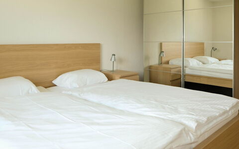 Luna: Pavimento, Pavimentazione, Legna, Mobilia, Letto, Camera Da Letto, Interior Design, Illuminazione, Camera, Lenzuolo