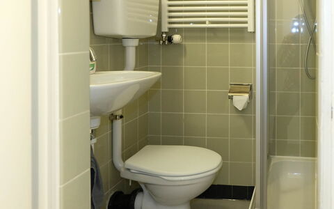 Luna: Toilet Seat, Bagno, Gabinetto, Idraulico Fixture, Lavandino Del Bagno, Lavello, Rubinetto, Idraulico, Interior Design, Pavimentazione