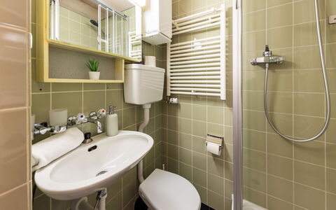 Luna: Interior Design, Pavimento, Pavimentazione, Idraulico Fixture, Lavello, Lavandino Del Bagno, Camera, Bagno, Gabinetto, Toilet Seat