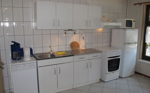 Siglinde: Mobilia, Costruzione, Tavolo, Pianta, Sedia, Pianta Della Casa, Shade, Arancia, Interior Design, Pavimentazione