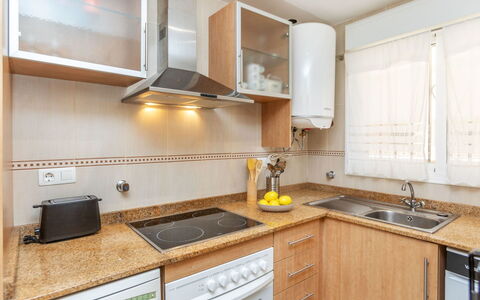 Cala Blanca i: Cucina, Elettrodomestico Da Cucina, Controsoffitto, Apparecchio Major, Cabinetry, Lavandino Della Cucina, Legna, Cucina Stufa, Interior Design, Lavello