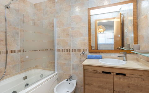 Cala Blanca i: Bagno, Idraulico Fixture, Pavimentazione, Interior Design, Lavello, Pavimento, Lavandino Del Bagno, Specchio, Rubinetto, Vasca Da Bagno