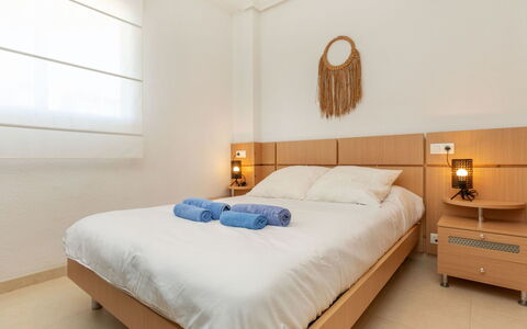 Cala Blanca i: Mobilia, Letto, Interior Design, Camera Da Letto, Lenzuolo, Bedding, Pavimentazione, Legna, Pavimento, Camera
