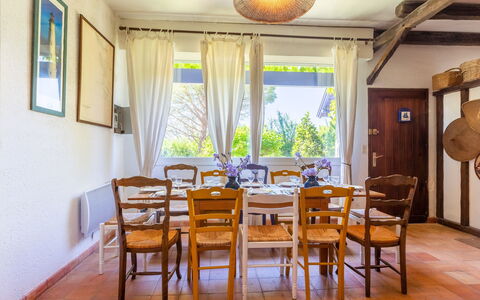Les Figuiers: Tavolo, Mobilia, Proprietà, Sedia, Finestra, Pianta, Legna, Interior Design, Illuminazione, Giallo