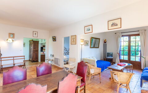 Les Figuiers: Tavolo, Cornice, Mobilia, Proprietà, Sedia, Legna, Interior Design, Pavimento, Pavimentazione, Televisione