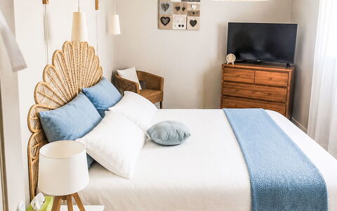 La Pinède: Mobilia, Camera Da Letto, Letto, Interior Design, Bedding, Biancheria, Lenzuolo, Legna, Cuscino, Lancia Cuscino