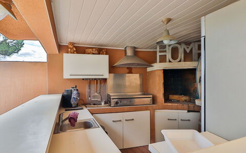 La Pinède: Cabinetry, Proprietà, Controsoffitto, Cucina, Rubinetto, Legna, Interior Design, Cappa Di Aspirazione, Soggiorno, Elettrodomestico Da Cucina