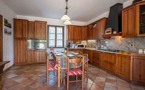 Cascina Anna: Mobilia, Cabinetry, Tavolo, Controsoffitto, Legna, Illuminazione, Sedia, Cucina, Cornice, Interior Design