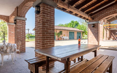 Cascina Anna: Cielo, Proprietà, Mobilia, Tavolo, Legna, Pianta, Costruzione, Illuminazione, Shade, Interior Design