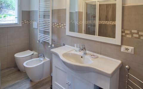 Villa Mimosa - Diano Marina: Marrone, Specchio, Rubinetto, Idraulico Fixture, Lavello, Lavandino Del Bagno, Proprietà, Fotografia, Finestra, Bagno