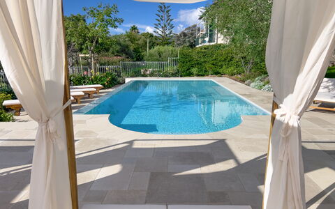 Villa Mimosa - Diano Marina: Acqua, Pianta, Piscina, Azzurro, Shade, Costruzione, Rettangolo, Interior Design, Finestra, Pavimento