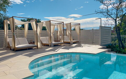 Villa Mimosa - Diano Marina: Acqua, Nube, Cielo, Proprietà, Piscina, Pianta, Azzurro, Shade, Costruzione, Architettura