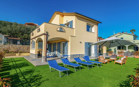 Villa Mimosa - Diano Marina: Cielo, Pianta, Proprietà, Costruzione, Finestra, Shade, Architettura, Casa, Mobili Da Esterno, Zona Residenziale