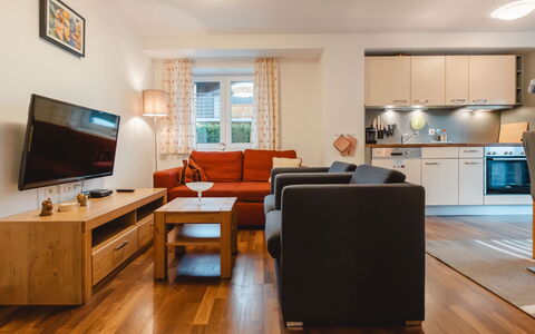 Kaprun 605: Mobilia, Proprietà, Televisione, Comfort, Tavolo, Interior Design, Illuminazione, Legna, Costruzione, Divano