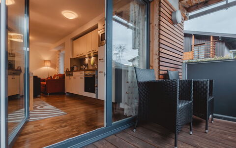 Kaprun 605: Proprietà, Legna, Interior Design, Pavimentazione, Pavimento, Porta, Immobiliare, Latifoglie, Color Legno