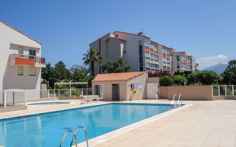Les Golfes Clairs: Acqua, Cielo, Pianta, Piscina, Costruzione, Azzurro, Albero, Shade, Tempo Libero, Condominio
