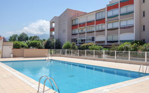 Les Golfes Clairs: Acqua, Cielo, Costruzione, Proprietà, Pianta, Piscina, Azzurro, Finestra, Nube, Casa