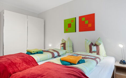 Alicia: Mobilia, Comfort, Costruzione, Azzurro, Tessile, Legna, Arancia, Letto, Interior Design, Pavimento