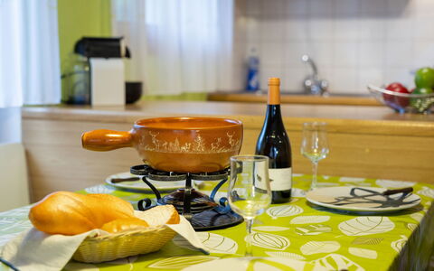 Alicia: Cibo, Tavolo, Tavola, Bottiglia, Bicchieri, Cabinetry, Arancia