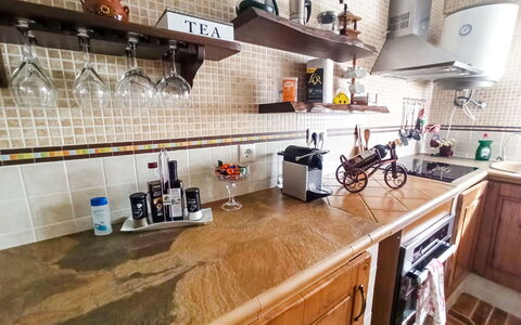 El Viso: Cabinetry, Controsoffitto, Rubinetto, Legna, Cucina, Interior Design, Lavandino Della Cucina, Pavimentazione, Pavimento, Scaffalature