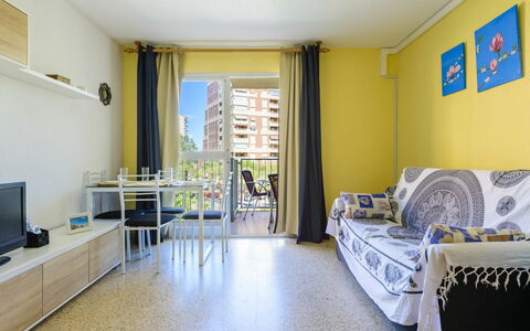 Oromar: Mobilia, Costruzione, Tavolo, Azzurro, Comfort, Legna, Soggiorno, Interior Design, Pavimento, Pianta Della Casa