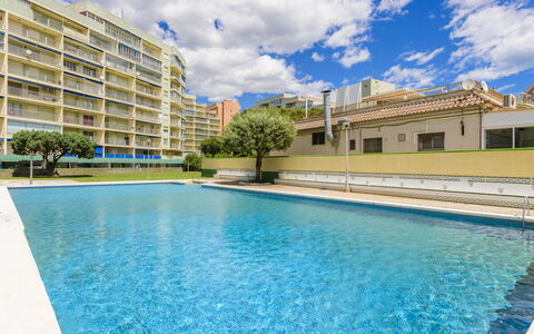 Oromar: Acqua, Costruzione, Nube, Pianta, Cielo, Proprietà, Giorno, Piscina, Finestra, Blu