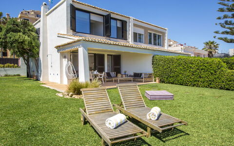 Maison del Mar: Pianta, Cielo, Costruzione, Proprietà, Finestra, Panchina, Albero, Portico, Casa, Mobili Da Esterno