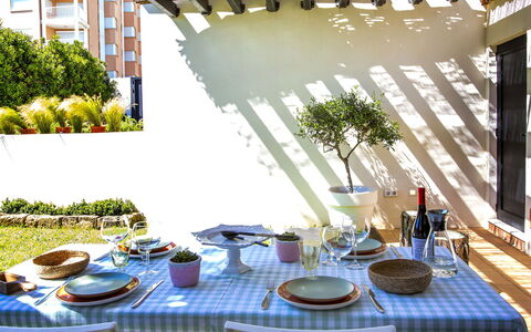 Maison del Mar: Tavolo, Tavola, Pianta, Mobilia, Proprietà, Fotografia, Dishware, Costruzione, Finestra, Bicchieri